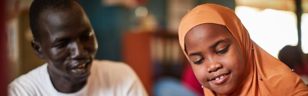 Ein Helfer von Handicap International im Flüchtlingscamp Kakuma Ein Helfer von Handicap International im Flüchtlingscamp Kakuma