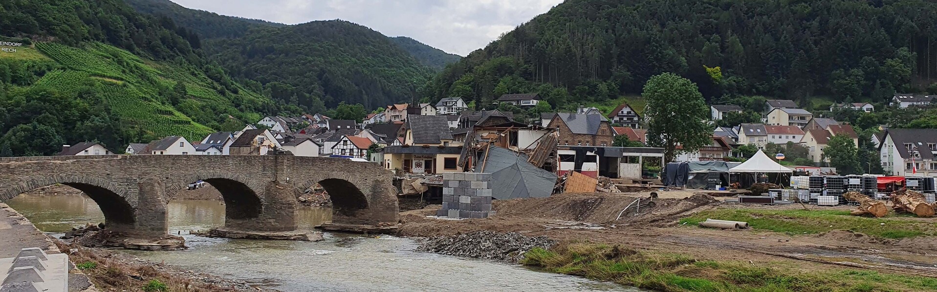 In Rech hat das Hochwasser der Ahr Häuser und die alte Steinbrücke zerstört In Rech hat das Hochwasser der Ahr Häuser und die alte Steinbrücke zerstört