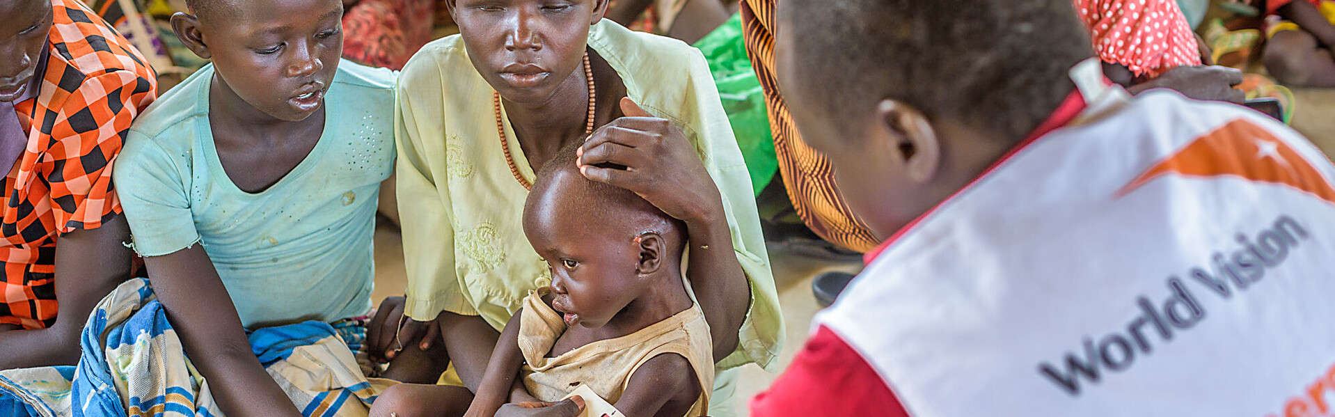 Ein Helfer von World Vision mit Familien im Südsudan Ein Helfer von World Vision mit Familien im Südsudan