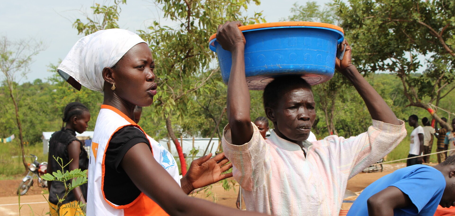 Hülsenfrüchte, Öl und Mais: Eine Frau aus dem Südsudan holt ihre Ration Lebensmittel ab. Hülsenfrüchte, Öl und Mais: Eine Frau aus dem Südsudan holt ihre Ration Lebensmittel ab.