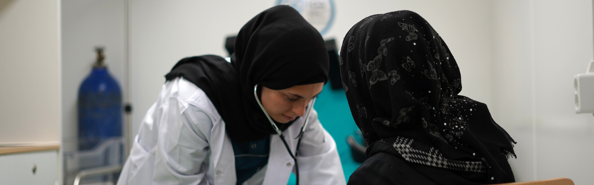 Eine Helferin leistet medizinische Nothilfe in einem Krankenhaus in Afrin, Syrien Eine Helferin leistet medizinische Nothilfe in einem Krankenhaus in Afrin, Syrien