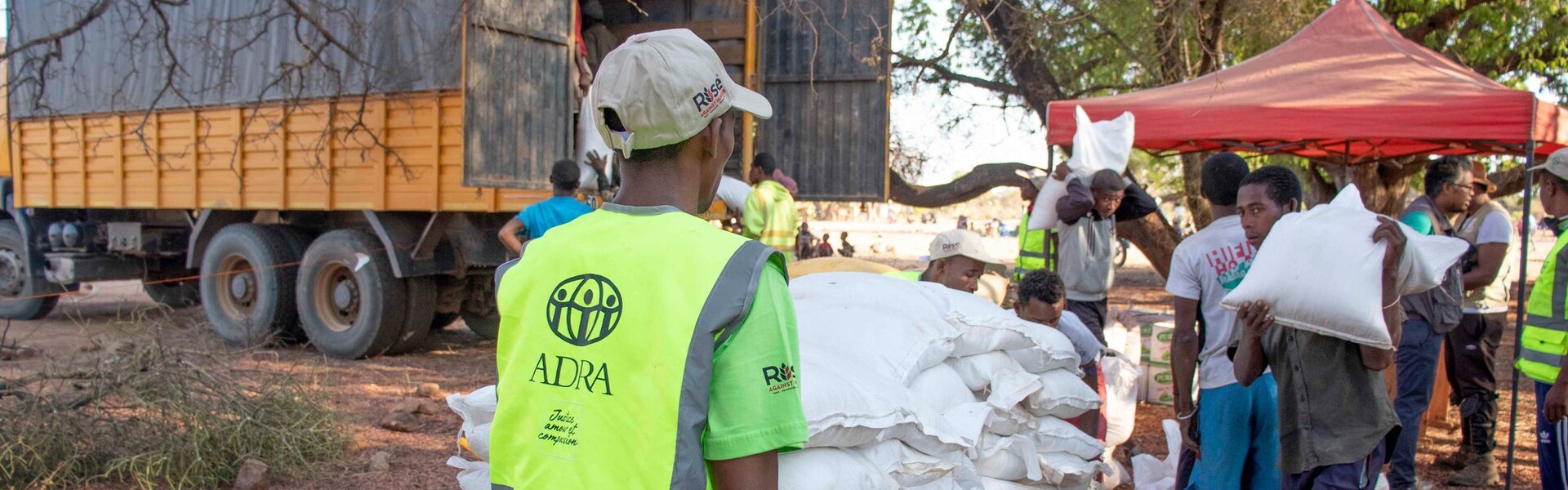 Helfer verteilen Säcke mit Hilfsgütern an die Menschen in Madagaskar Helfer verteilen Säcke mit Hilfsgütern an die Menschen in Madagaskar
