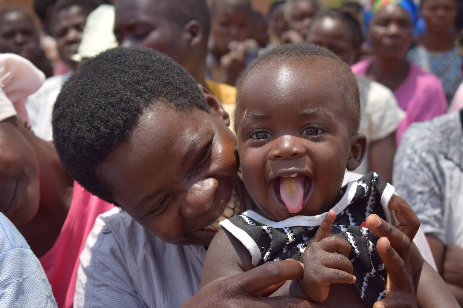 Eine Frau hält in Malawi ein Kind in ihren Armen