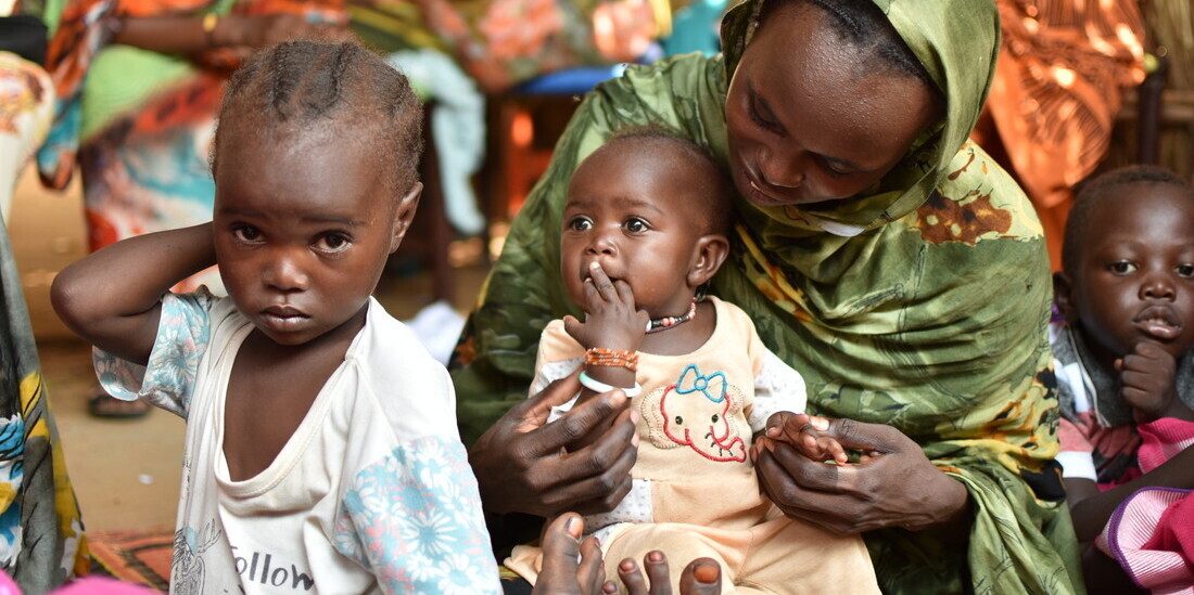 Frau mit Kindern, geflohen vor dem Krieg im Sudan Frau mit Kindern, geflohen vor dem Krieg im Sudan