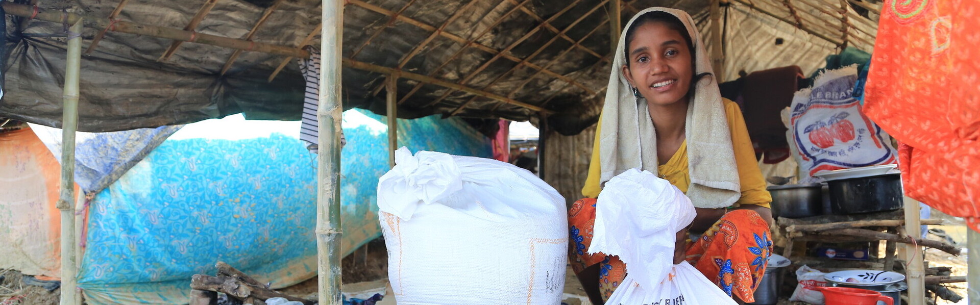 Humanitäre Hilfe: Eine Frau in einer Notunterkunft in Bangladesch Humanitäre Hilfe: Eine Frau in einer Notunterkunft in Bangladesch