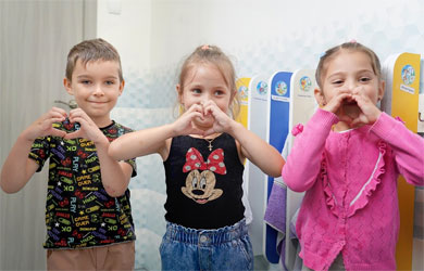 Drei Kinder in der Ukraine formen mit ihren Händen ein Herz Drei Kinder in der Ukraine formen mit ihren Händen ein Herz